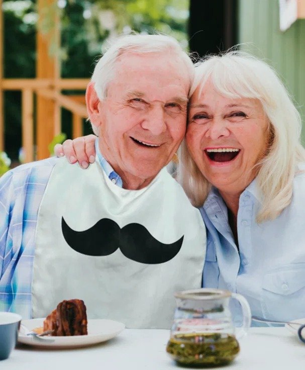 Pareja feliz de adultos mayores